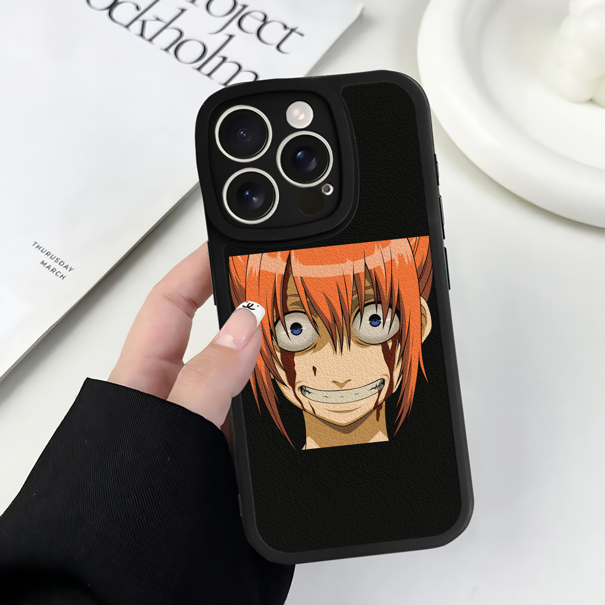 （画像用） ぎんたま 坂田銀時（さかたぎんとき） 神楽 志村新八（しむら しんぱち） GINTAMA Sakata Gintoki Kagura Shimura Shinpachi 【iPhone 16シリーズ対応】シリコンスマホケース（レザー調） 材質：シリコン